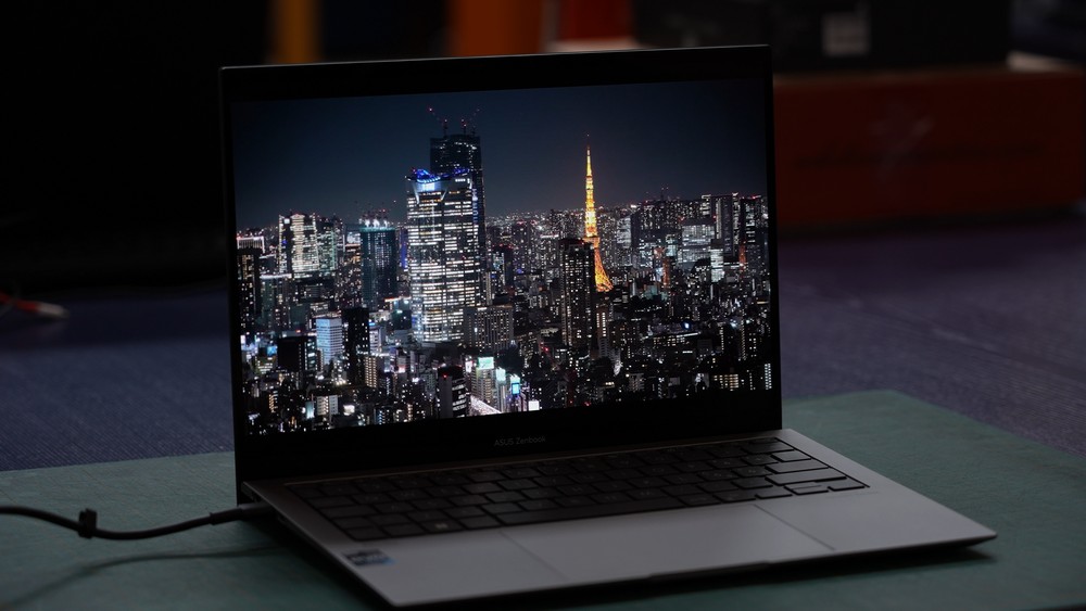 ASUS Zenbook S13 OLED UX5304V, neri intensi con il display 2.8K