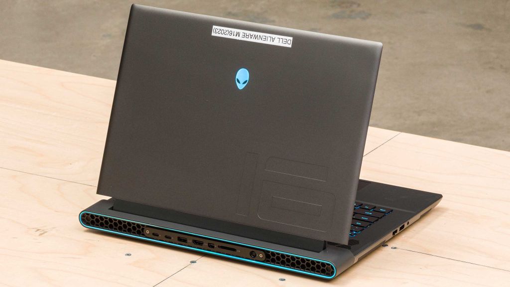 Sul coperchio del Dell Alienware m16 R1 (2023) c'è anche una decalcomania "16" per indicare le dimensioni del laptop