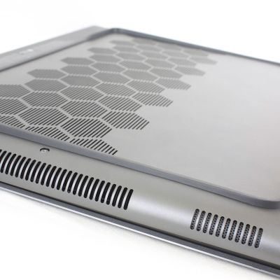 Sul fondo del Dell Alienware m16 R1 (2023) si trovano ulteriori prese d'aria