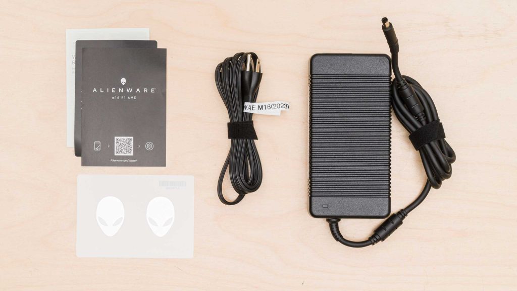 Il Dell Alienware m16 R1 (2023) viene fornito con un alimentatore enorme da ben 330 W