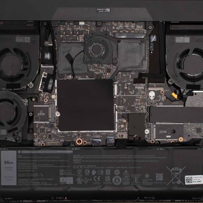 Il Dell Alienware m16 R1 (2023) permette l'accesso completo alla RAM e fino a quattro slot SSD