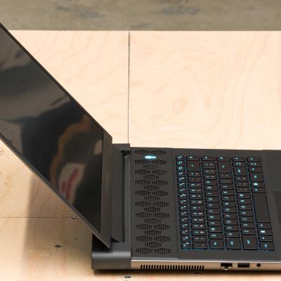 Sul lato sinistro del Dell Alienware m16 R1 (2023) trovano posto una porta USB-A che supporta PowerShare, una porta Ethernet ed un jack combo da 3.5 mm.