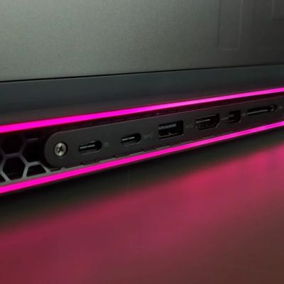 Nella parte posteriore del Dell Alienware m16 R1 (2023) sono presenti le porte I/O, prese d'aria e luci RGB