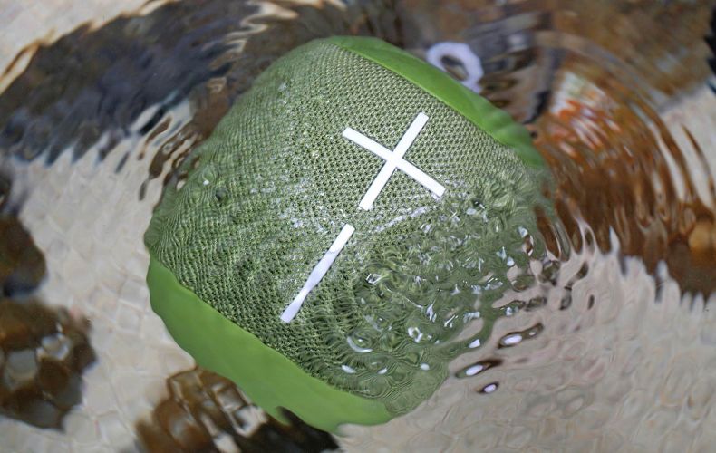 Ultimate Ears WONDERBOOM 3 in colorazione Spruce Green che galleggia in acqua