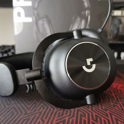Le cuffie Logitech G PRO X 2 mostrano un accenno di metallo su ciascun padiglione auricolare con il logo del produttore