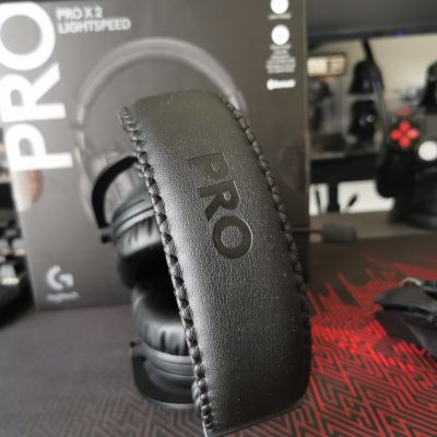 L'archetto delle Logitech G PRO X 2 LIGHTSPEED è ricoperto in similpelle e legato con delle eleganti cuciture