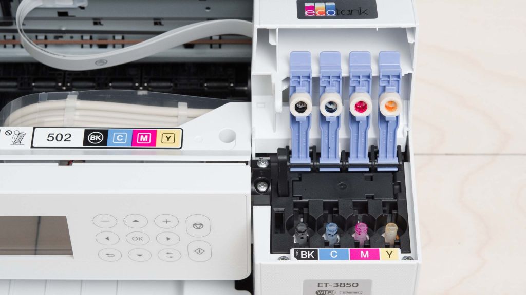 Epson EcoTank ET-3850, le bottiglie d'inchiostro hanno ugelli sagomati per inserirsi nel serbatoio corretto e si aprono solo quando inserite correttamente