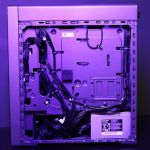 Lenovo Legion Tower 5i Gen 8 (Intel), il pannello sul lato sinistro può essere fatto scorrere verso l'esterno per far passare i cavi