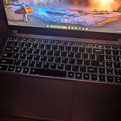 Il Laptop Acemagic AX16 Pro offre una tastiera retroillumiata comoda per l'utilizzo al buio