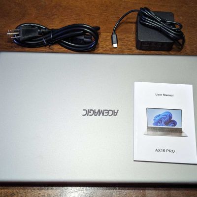 Il Laptop Acemagic AX16 Pro è contenuto in una scatola di cartone insieme all'alimentatore e ad un breve manuale utente
