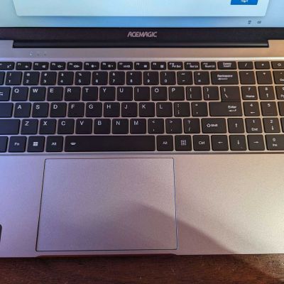 Il Laptop Acemagic AX16 Pro ha una tastiera completa con tasti ben distanziati ed un ampio touchpad