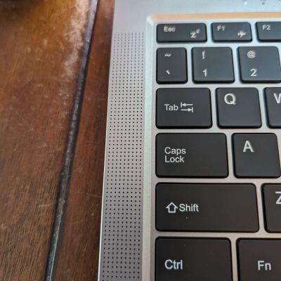 Il Laptop Acemagic AX16 Pro ha gli altoparlanti disposti sui lati della tastiera