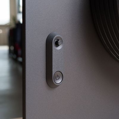 Nella parte posteriore sinistra del Sony INZONE M10S troviamo il pulsante di accensione e il joystick per navigare nel menu OSD