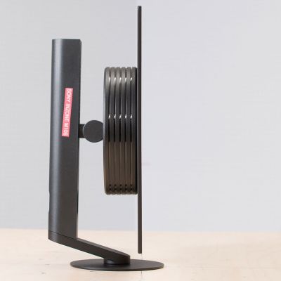Il Sony INZONE M10S ha un pannello sottile mentre l'area di raffreddamento sul retro del monitor è piuttosto spessa