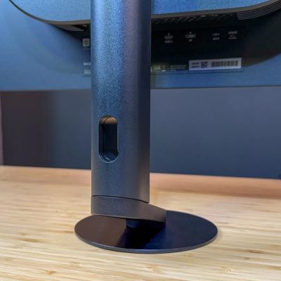 Nel supporto del Sony INZONE M10S è presente un foro da cui far passare i cavi per tenerli organizzati