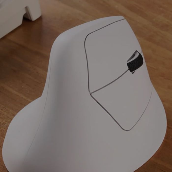 Il mouse ergonomico wireless M5 di Keychron ha una frequenza di polling di 8K per il massimo controllo in gioco