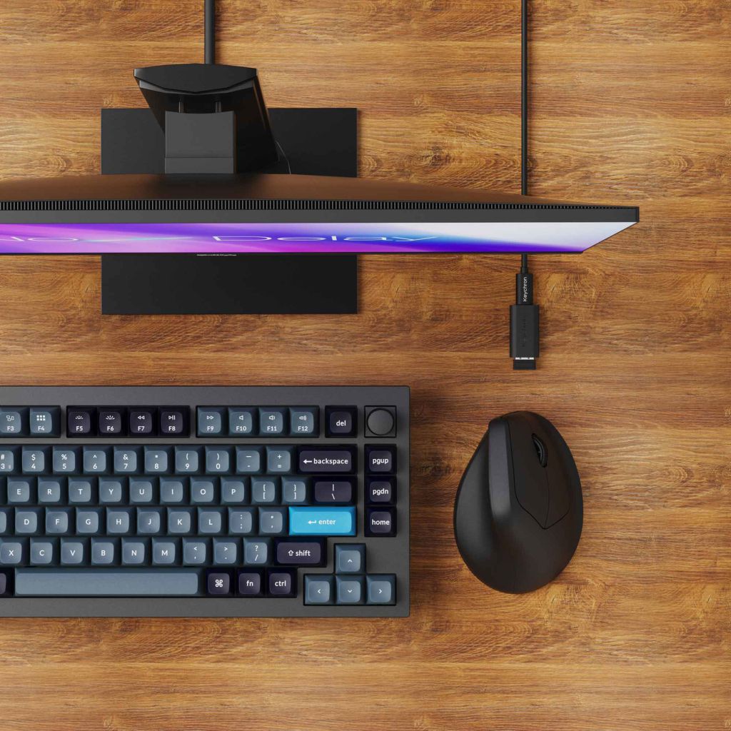 Il mouse Keychron M5 include un cavo USB-C intrecciato e un adattatore da USB-C ad USB-A