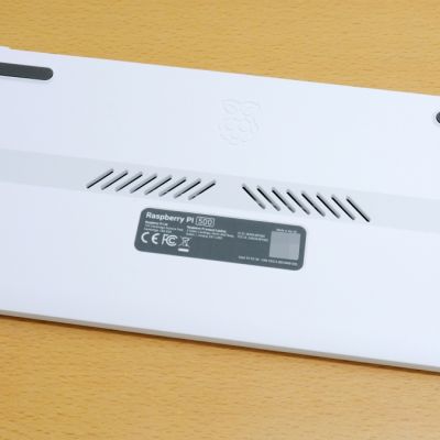 Non c'è molto da vedere sul fondodella Raspberry Pi 500, a parte alcuni fori di ventilazione