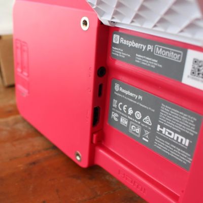 Sul retro del Raspberry Pi monitor sono presenti tre porte: un jack audio da 3,5 mm, una porta USB-C e una porta HDMI