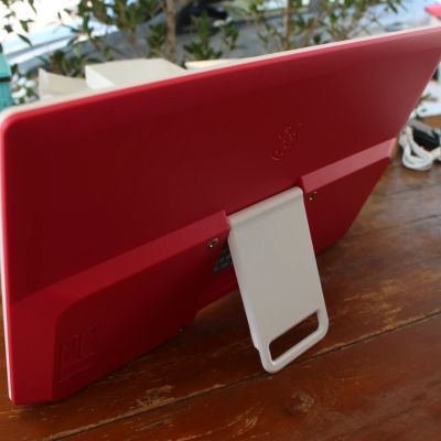 Il Raspberry Pi Monitor ha un supporto sul retro con cerniera a 180°