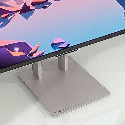 Il Monitor Asus ProArt PA32UCDM ha una base incredibilmente piccola ma anche incredibilmente stabile